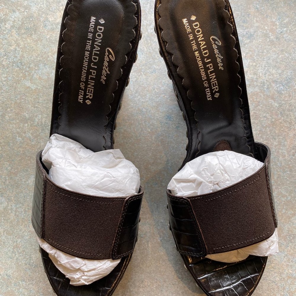 NEW, GORGEOUS ESPRESSO BROWN HEELS -- New! Size 7! Brown leather with elastic…